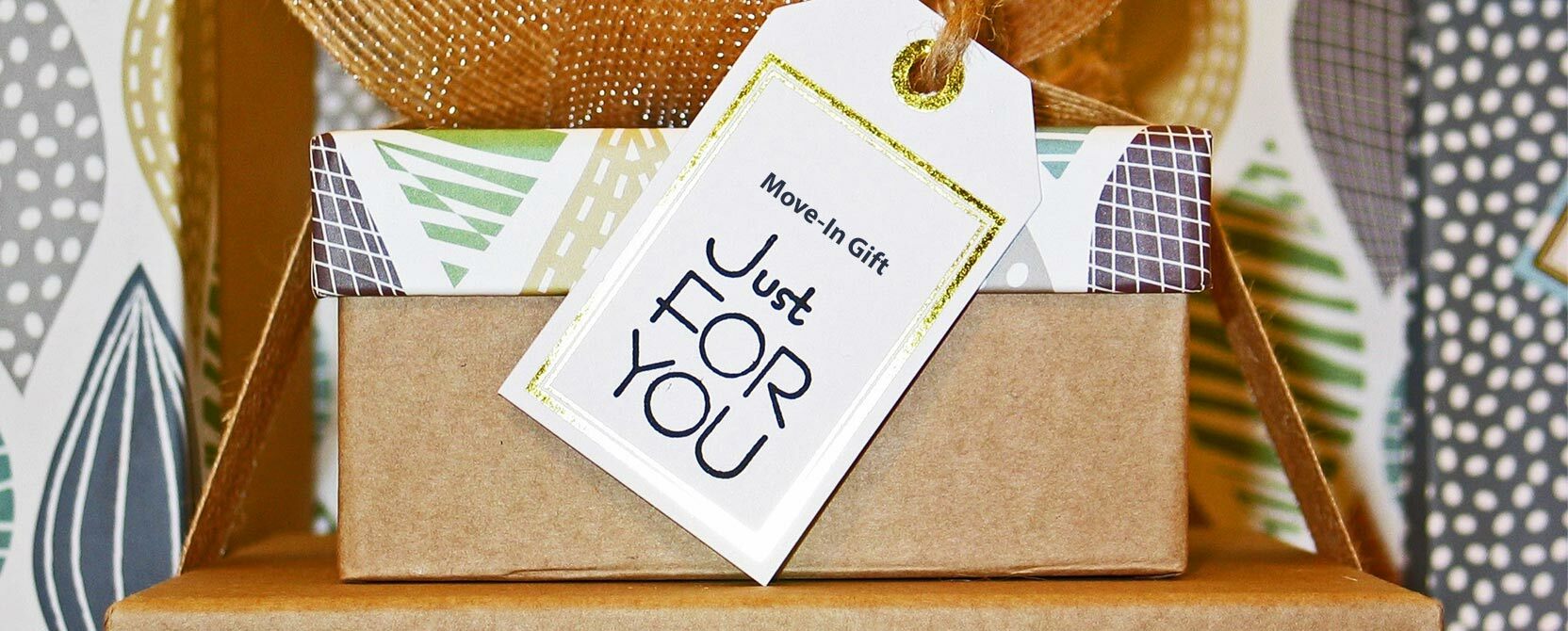 Move-in gifts for apartments can range from functional items to luxurious tokens. Here are some standout ideas that weave in multifamily branding for a personal touch.